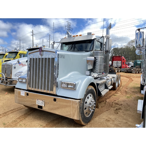 2022 KENWORTH W900L Day Cab Truck