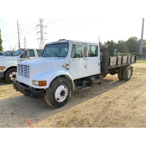 2000 INTERNATIONAL 4900 Flatbed Truck