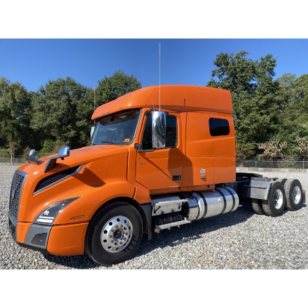 2020 VOLVO VNL64T Sleeper Truck