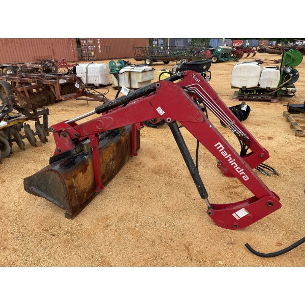 MAHINDRA 2555L Loader Attachments