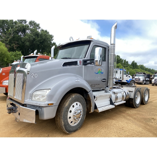2020 KENWORTH T880 Day Cab Truck