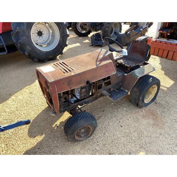 JOHN DEERE Farm Tractor