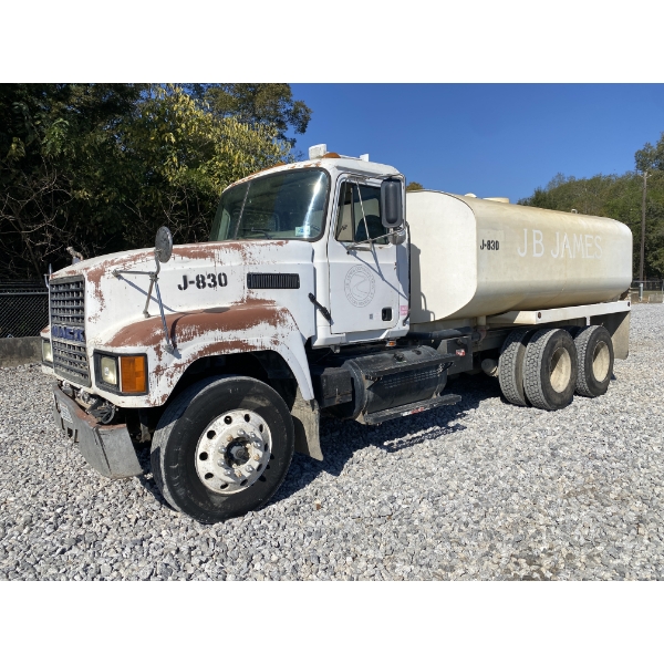 2001 MACK CH613 Water Truck
