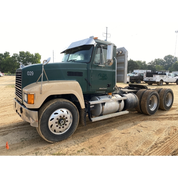 2001 MACK CH613 Day Cab Truck