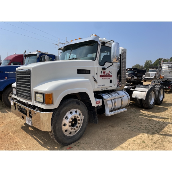 2015 MACK CHU613 Day Cab Truck