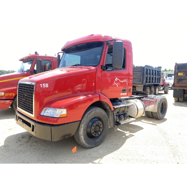 2005 VOLVO VN Day Cab Truck
