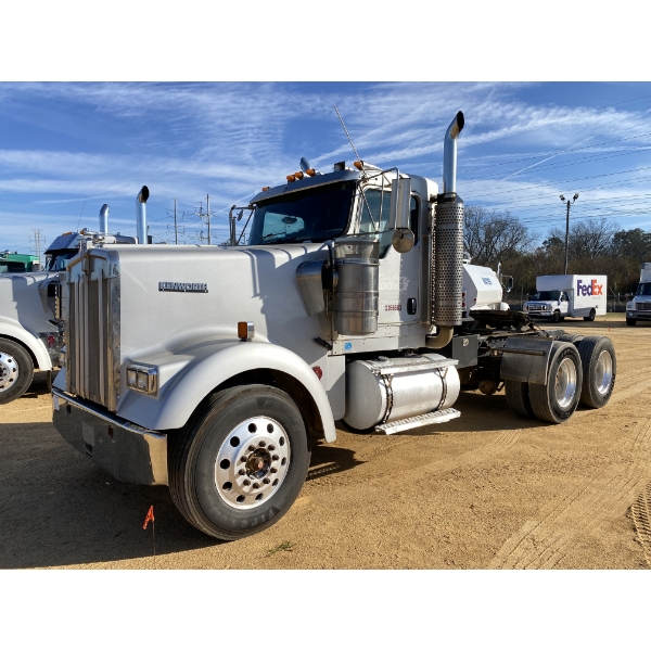 2005 KENWORTH W900 Day Cab Truck