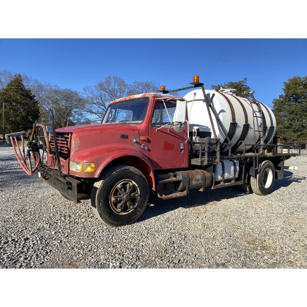 1998 INTERNATIONAL 4700 Sprayer Truck