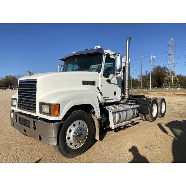 2015 MACK CHU613 Day Cab Truck