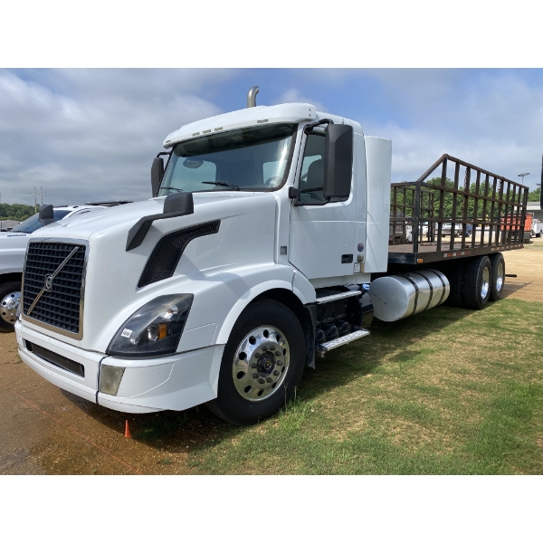 2017 VOLVO VN Flatbed Truck