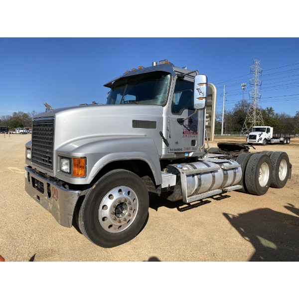 2015 MACK CHU613 Day Cab Truck