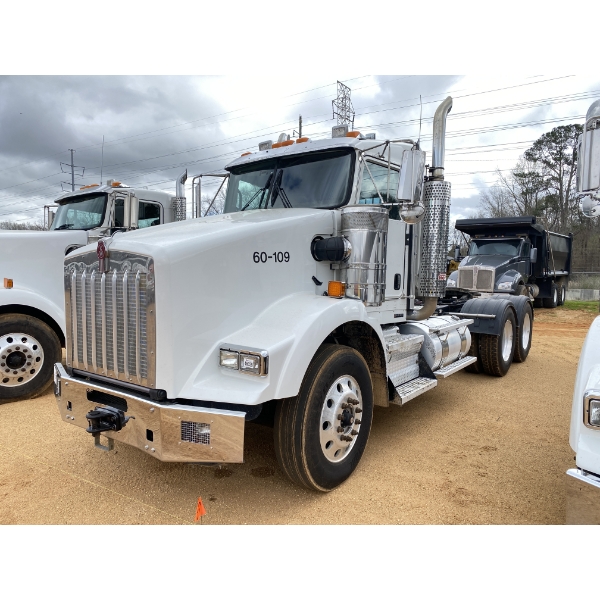 2016 KENWORTH T800 Day Cab Truck