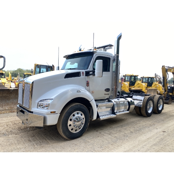 2025 KENWORTH T880 Day Cab Truck
