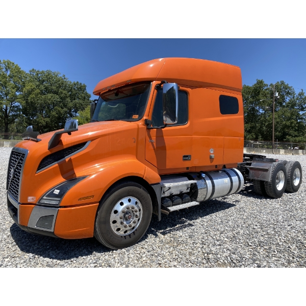 2020 VOLVO VNL64T Sleeper Truck