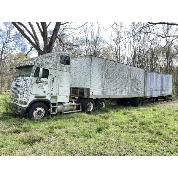1994 FREIGHTLINER FLB Sleeper Truck