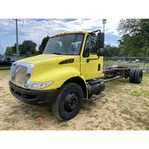 2007 INTERNATIONAL 4300 Cab and Chassis Truck