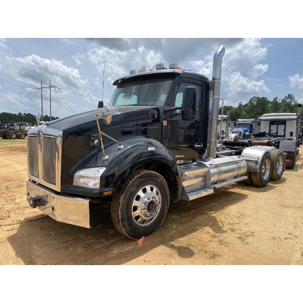 2017 KENWORTH T880 Day Cab Truck