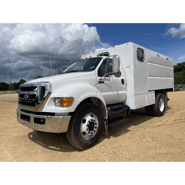 2011 FORD F750 XL Chipper Truck