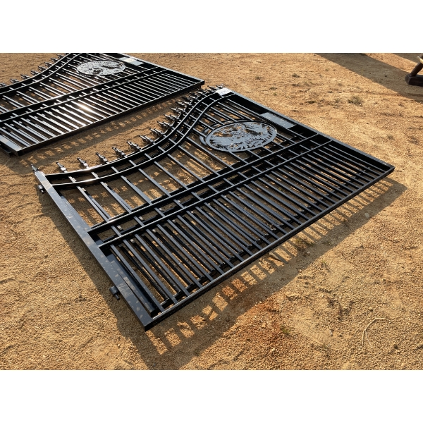 16' WILDLIFE SCENE BI-PARTING GATES