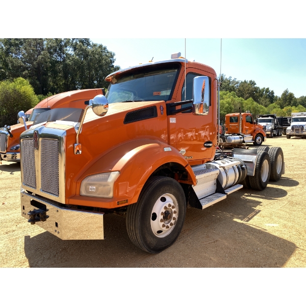 2017 KENWORTH T880 Day Cab Truck