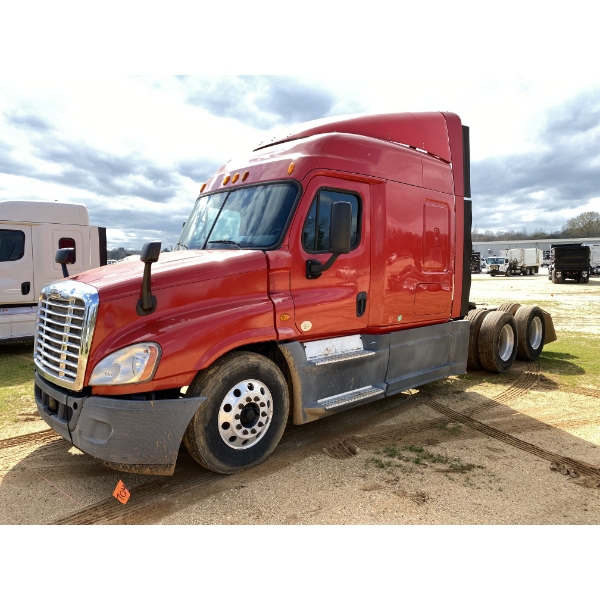 2014 FREIGHTLINER CASCADIA Sleeper Truck