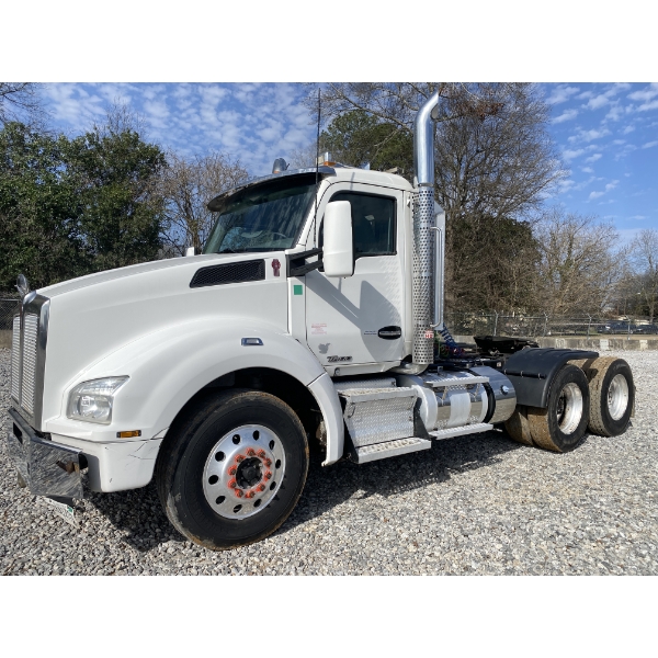 2017 KENWORTH T880 Day Cab Truck