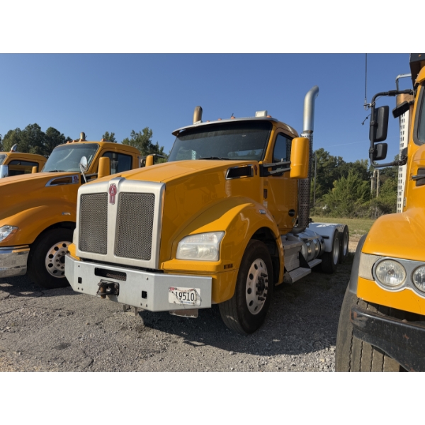 2020 KENWORTH T880 Day Cab Truck