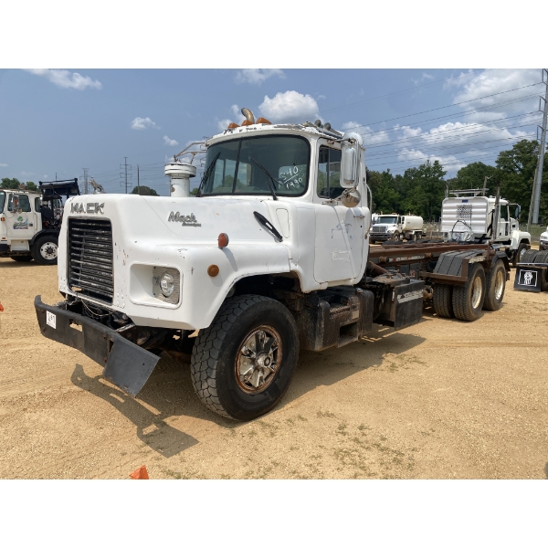 1990 MACK DM690S Roll Off Truck
