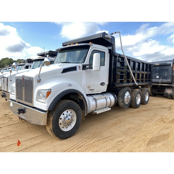 2020 KENWORTH T880S Dump Truck