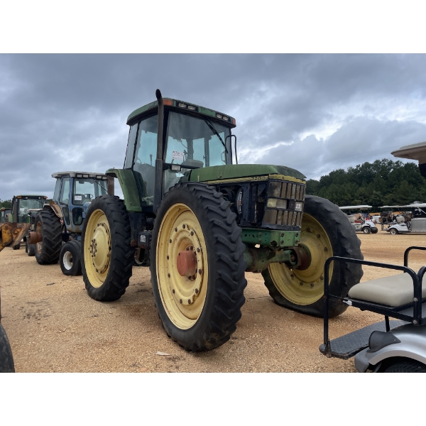 JOHN DEERE 7200 Farm Tractor