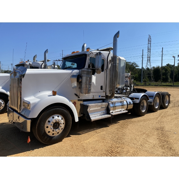 2013 KENWORTH W900 Day Cab Truck