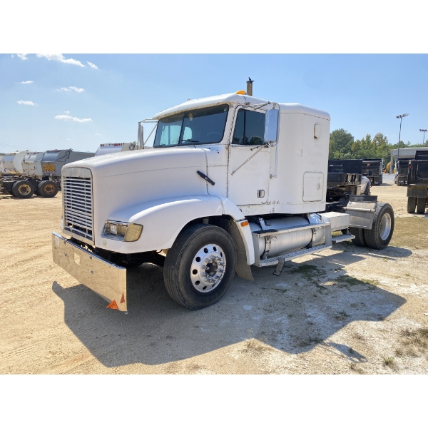 2000 FREIGHTLINER FLD Sleeper Truck