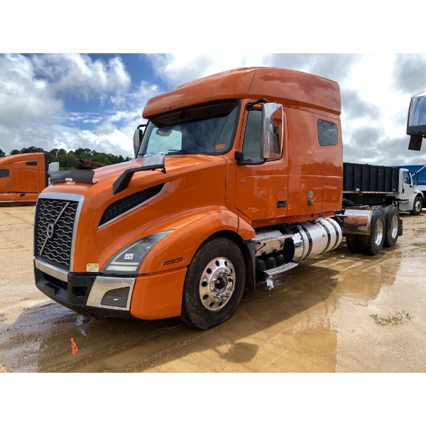 2019 VOLVO VNL64T Sleeper Truck