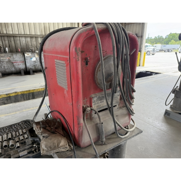 LINCOLN IDEALARC 250 WELDER