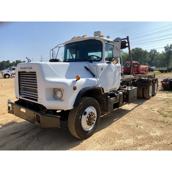 2002 MACK DM690S Roll Off Truck