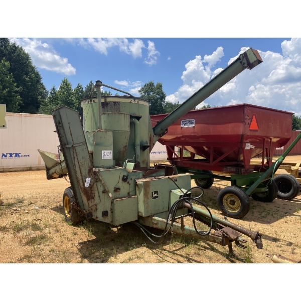 JOHN DEERE 700 FEED MIXER