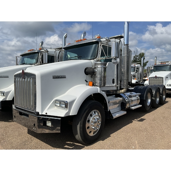 2016 KENWORTH T800 Day Cab Truck