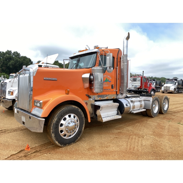 2018 KENWORTH W900 Day Cab Truck