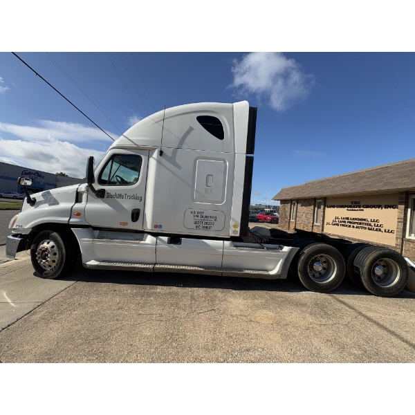 2013 FREIGHTLINER CASCADIA 125 Sleeper Truck