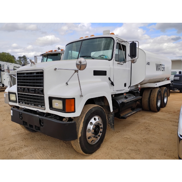 2001 MACK CH613 Water Truck