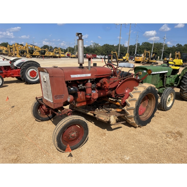 INTERNATIONAL FARMALL 140 Farm Tractor