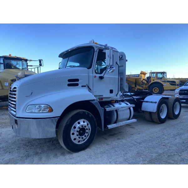 2007 MACK CXP613 Day Cab Truck