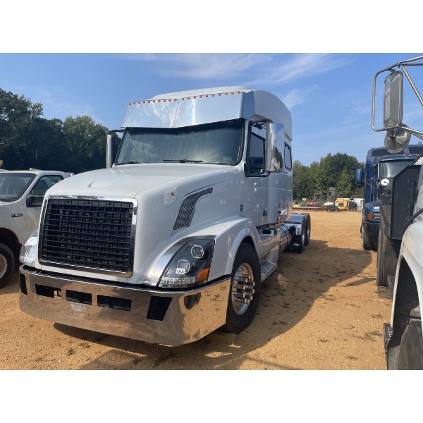 2015 VOLVO VN Sleeper Truck