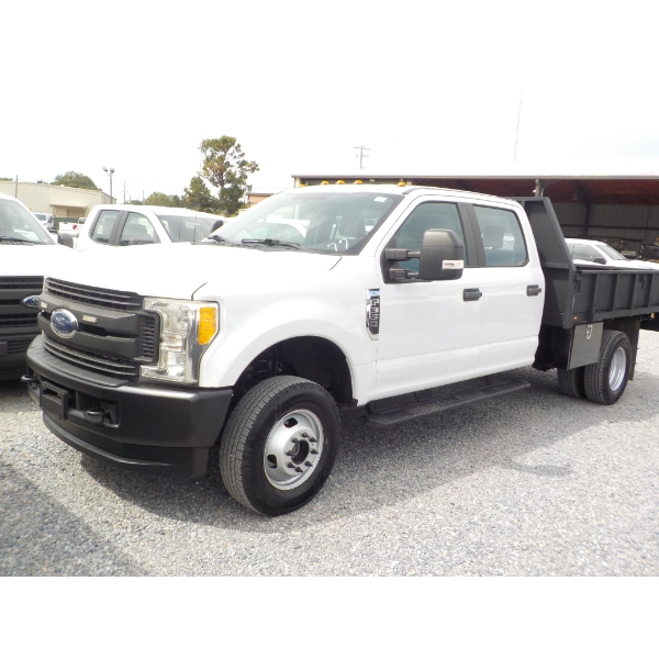 2017 FORD F350 XL Flatbed Truck