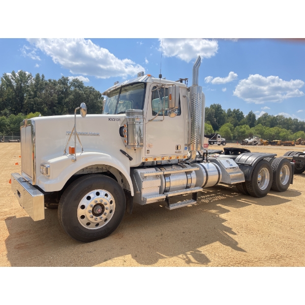 2019 WESTERN STAR 4900SF Day Cab Truck