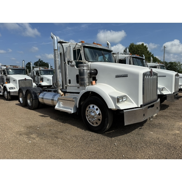 2019 KENWORTH T800 Day Cab Truck