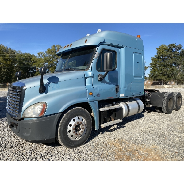 2014 FREIGHTLINER CASCADIA Sleeper Truck