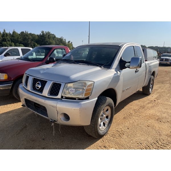 NISSAN TITAN Pickup Truck