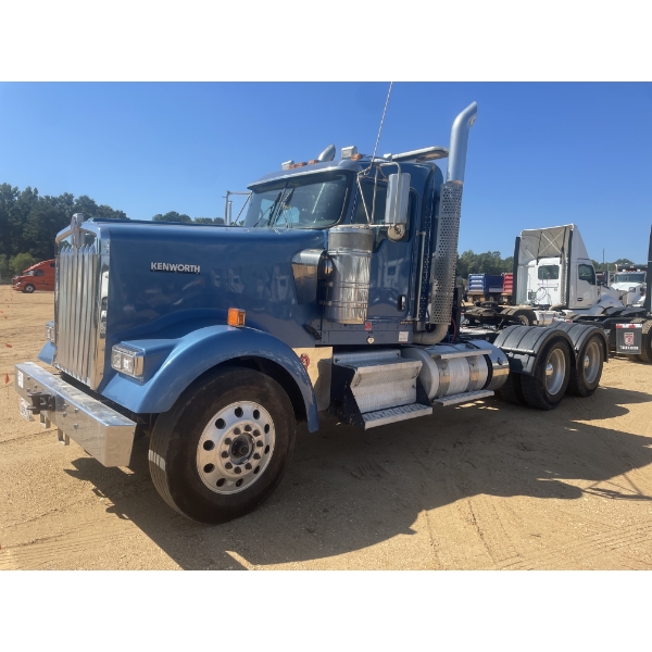 2017 KENWORTH W900 Day Cab Truck