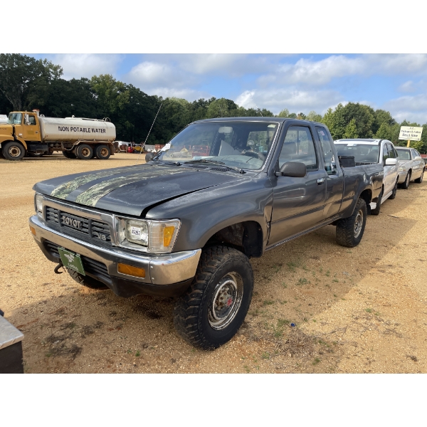1990 TOYOTA  Pickup Truck